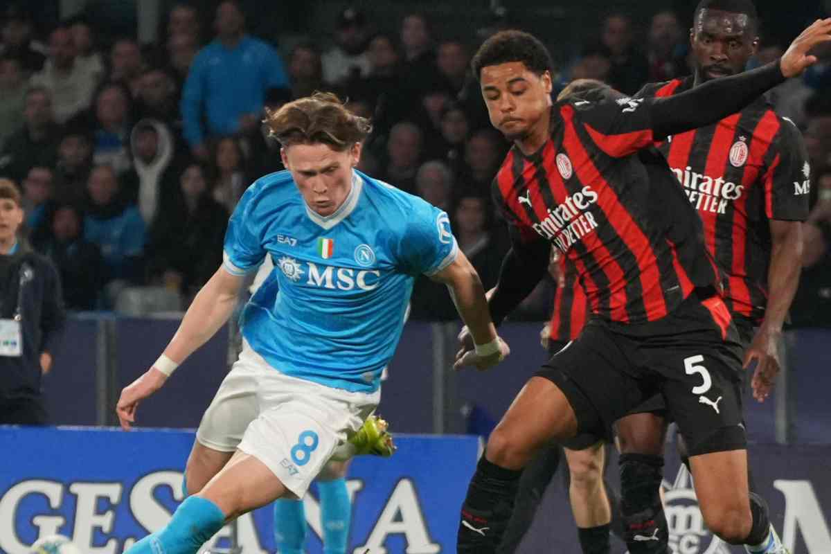 McTominay prova a sgusciare dalla pressione avversaria