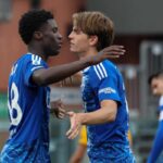 Nico Paz abbracciato da Diao