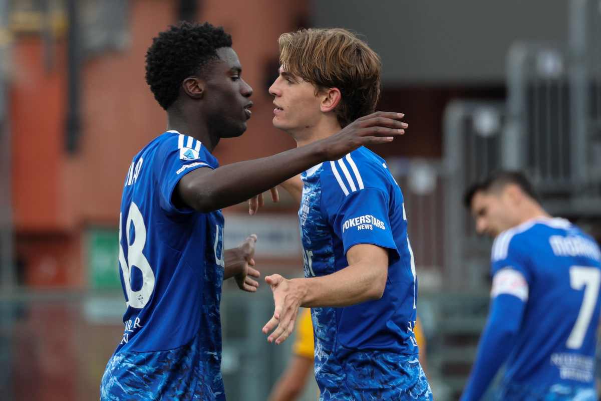 Nico Paz abbracciato da Diao