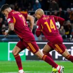 Malen raccoglie il pallone dalla porta