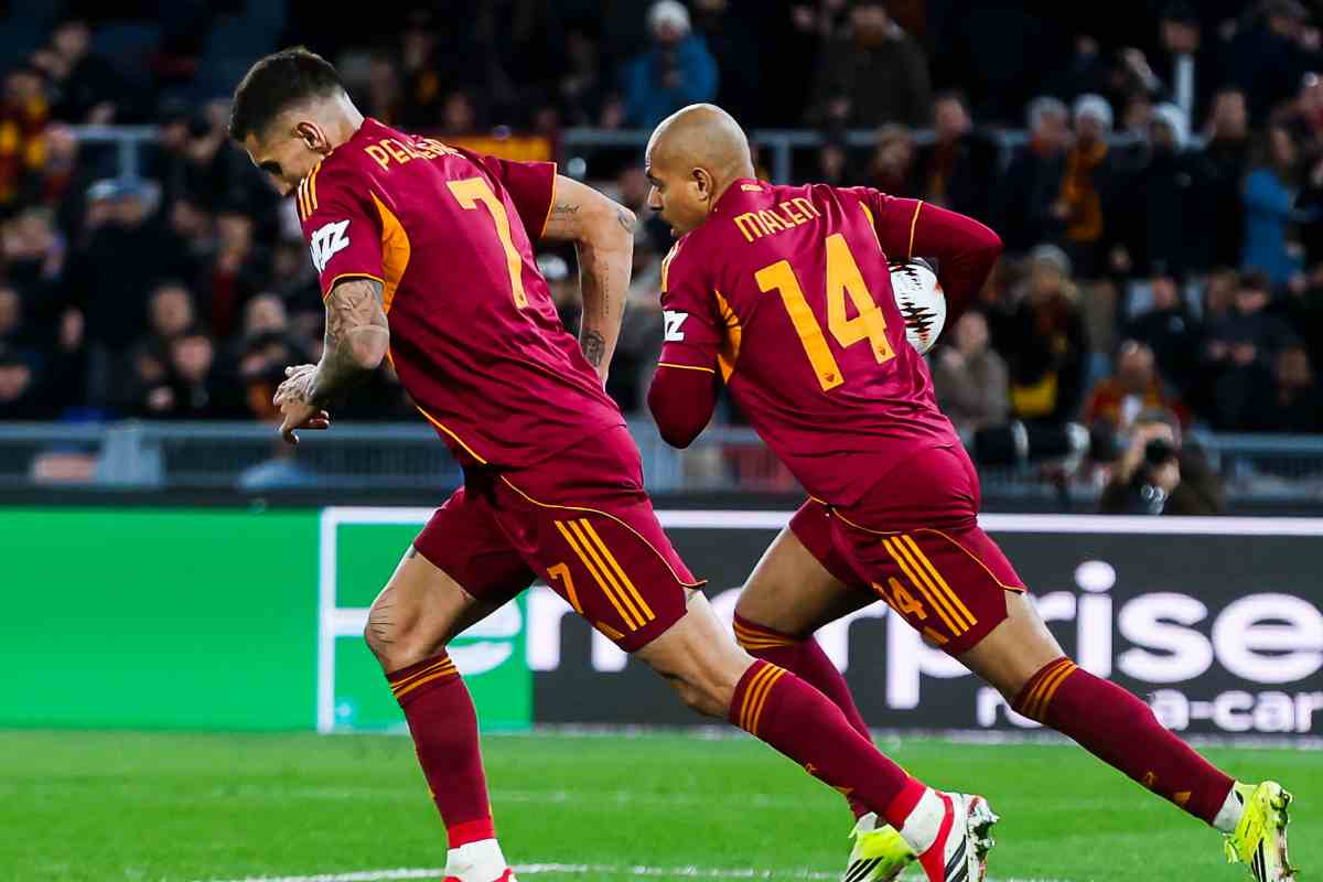 Malen raccoglie il pallone dalla porta