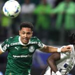 Vitor Roque pressa l'avversario