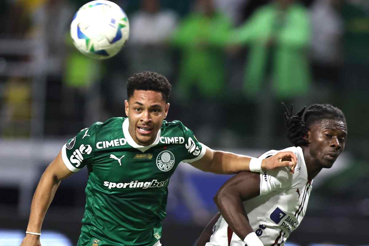 Vitor Roque pressa l'avversario