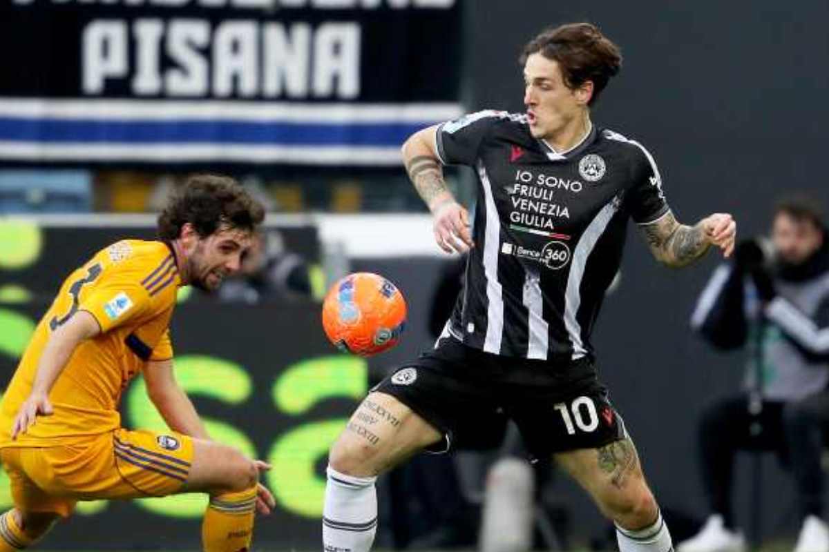 Zaniolo osserva la direzione del pallone