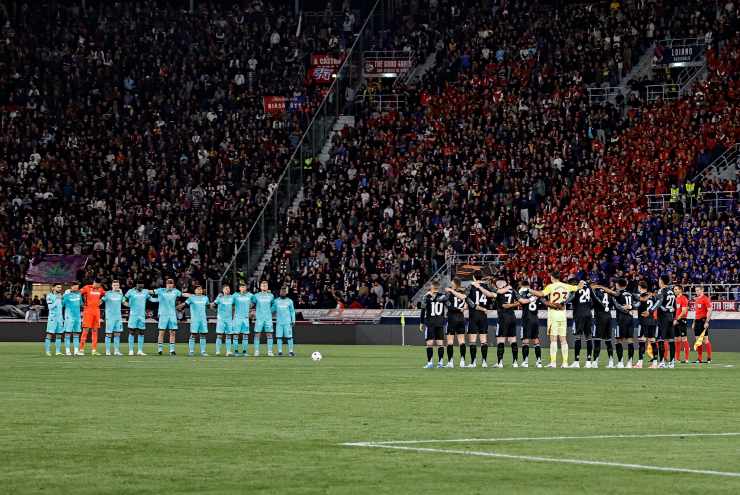 Le due squadre a centrocampo