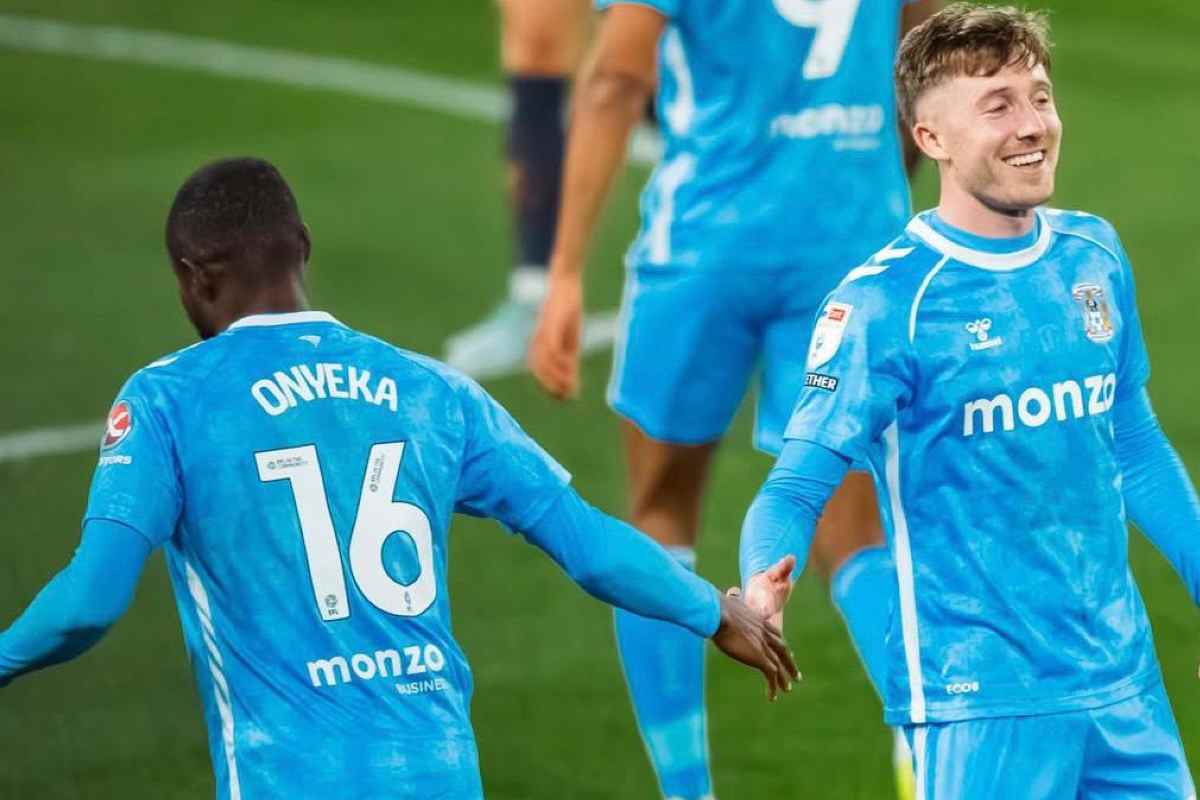 Onyeka del Coventry esulta dopo un gol