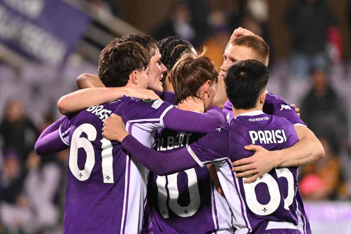 I giocatori viola durante un'esultanza