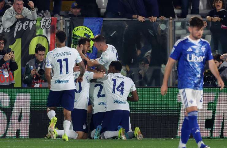 I giocatori dell'Inter esultano a Como