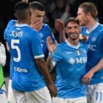 Politano festeggiato dai compagni