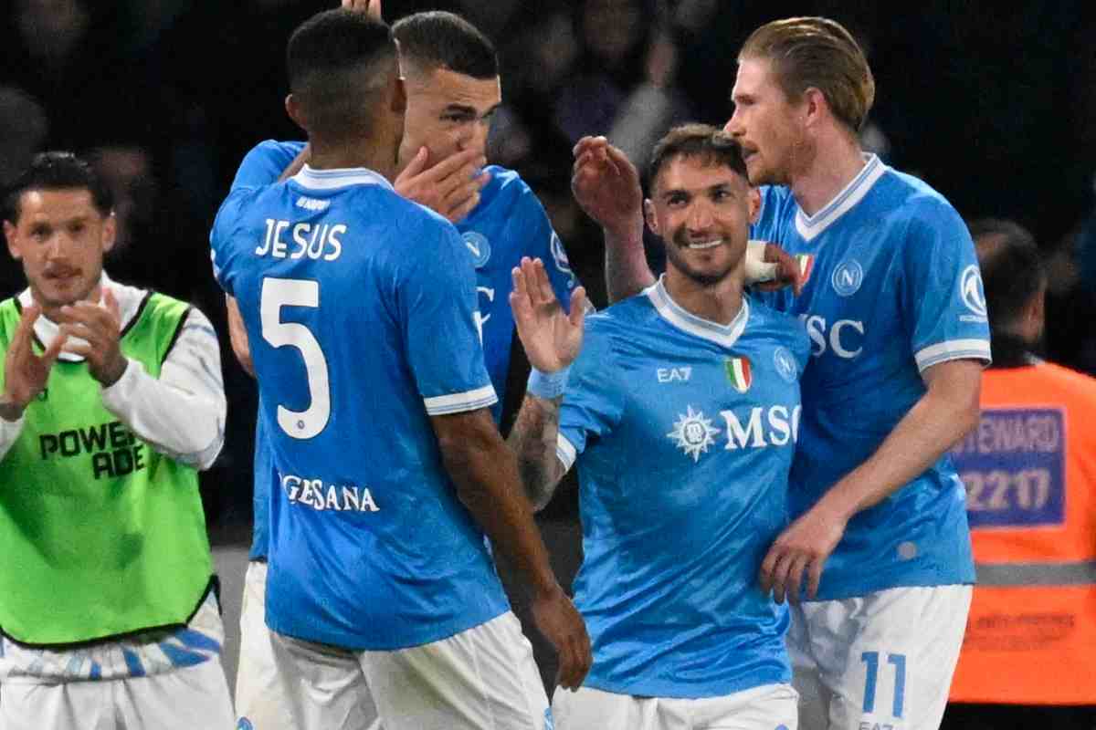 Politano festeggiato dai compagni