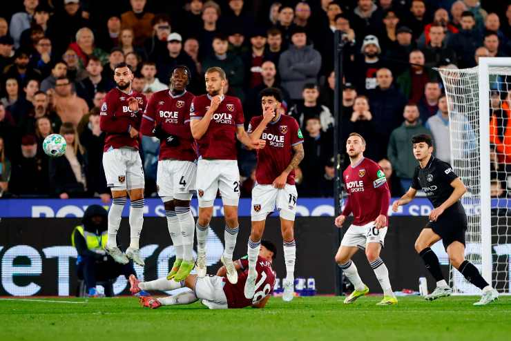 I giocatori del West Ham in barriera