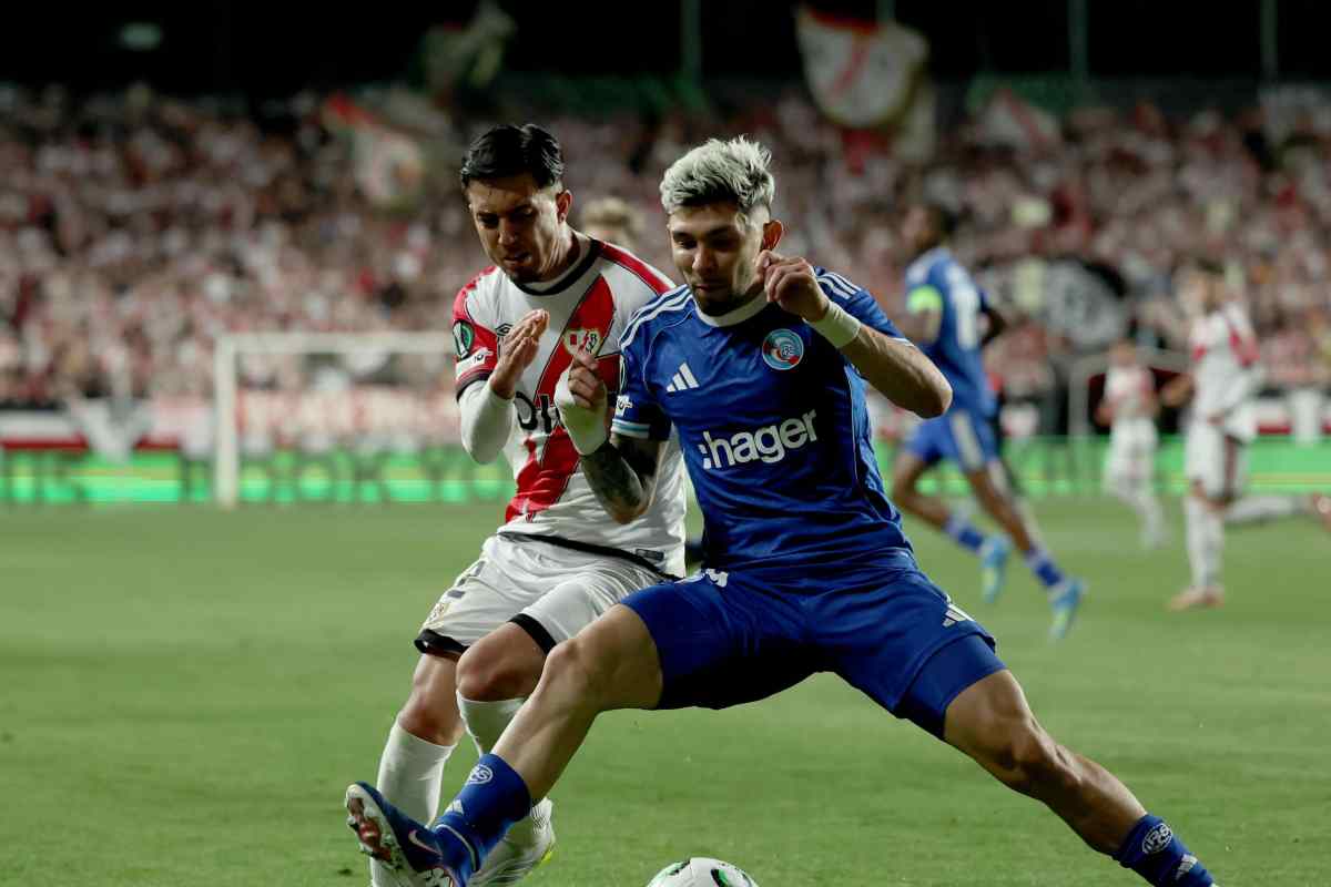 Julio Enciso protegge il pallone