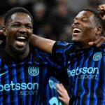 Dumfries e Thuram si abbracciano
