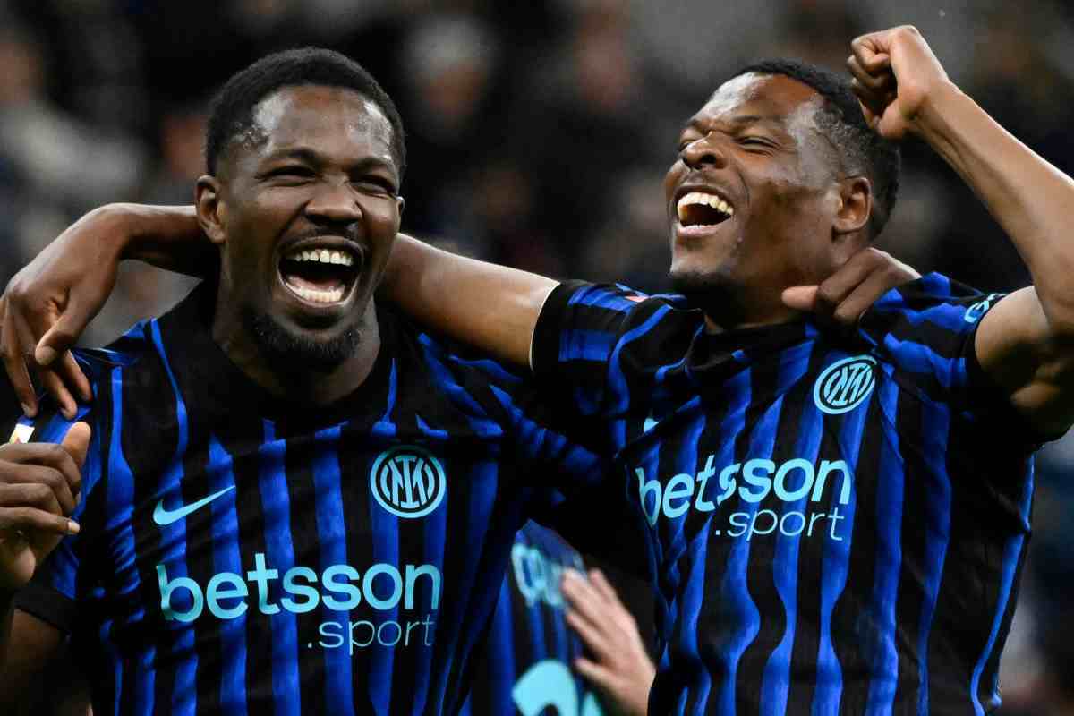 Dumfries e Thuram si abbracciano