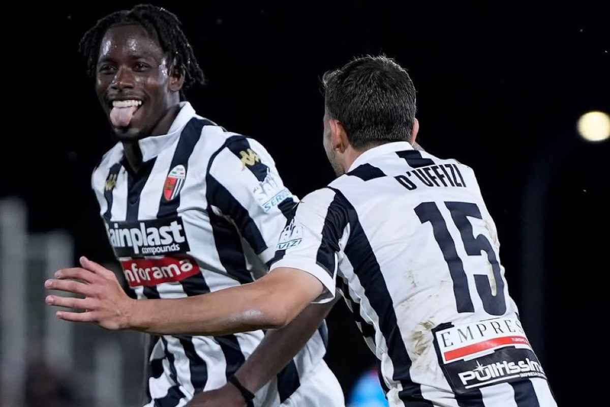 Guiebre esulta dopo il gol