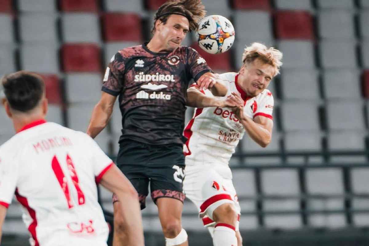 Uno scontro di gioco nel match d'andata