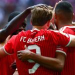 Kane festeggiato dai compagni