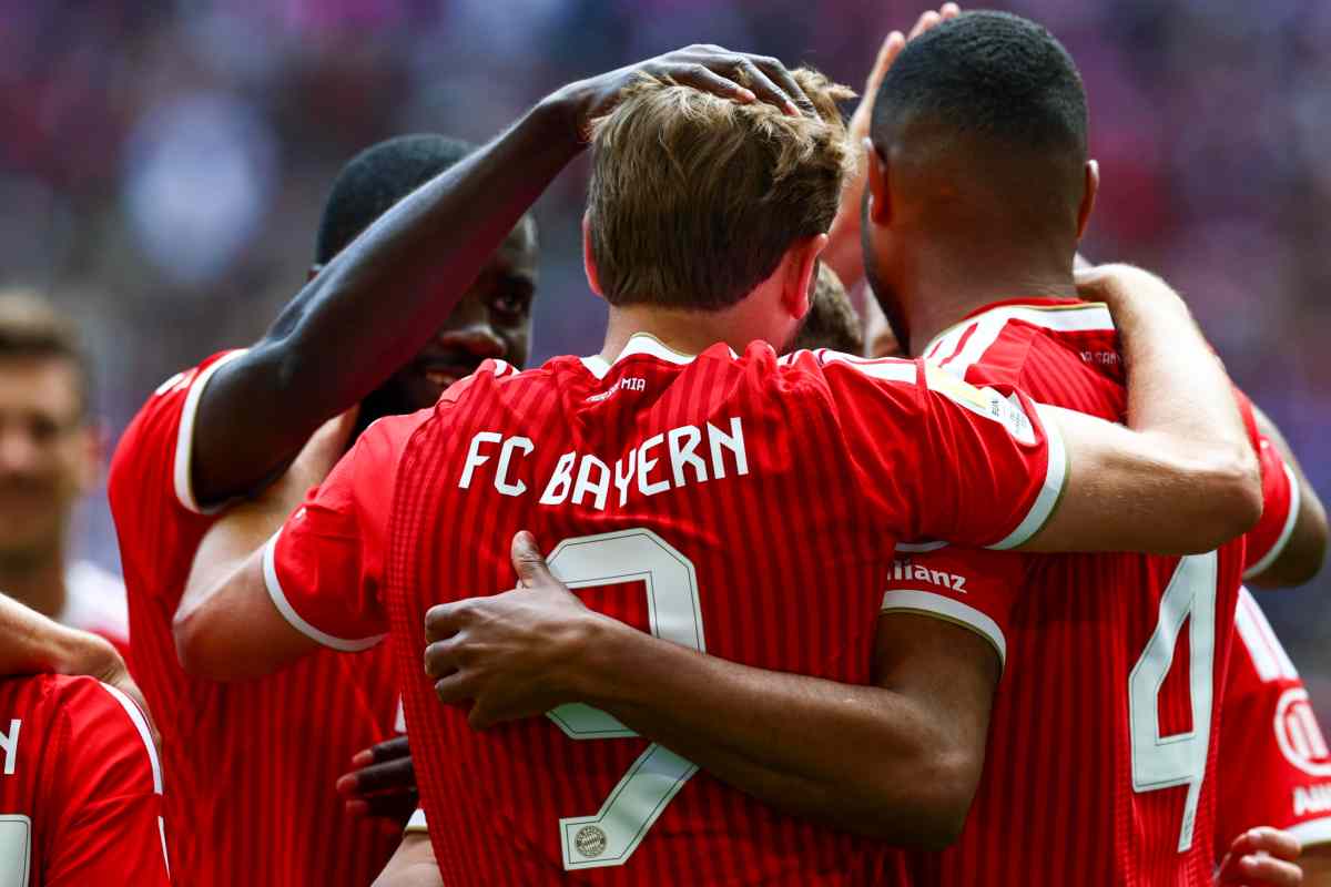 Kane festeggiato dai compagni