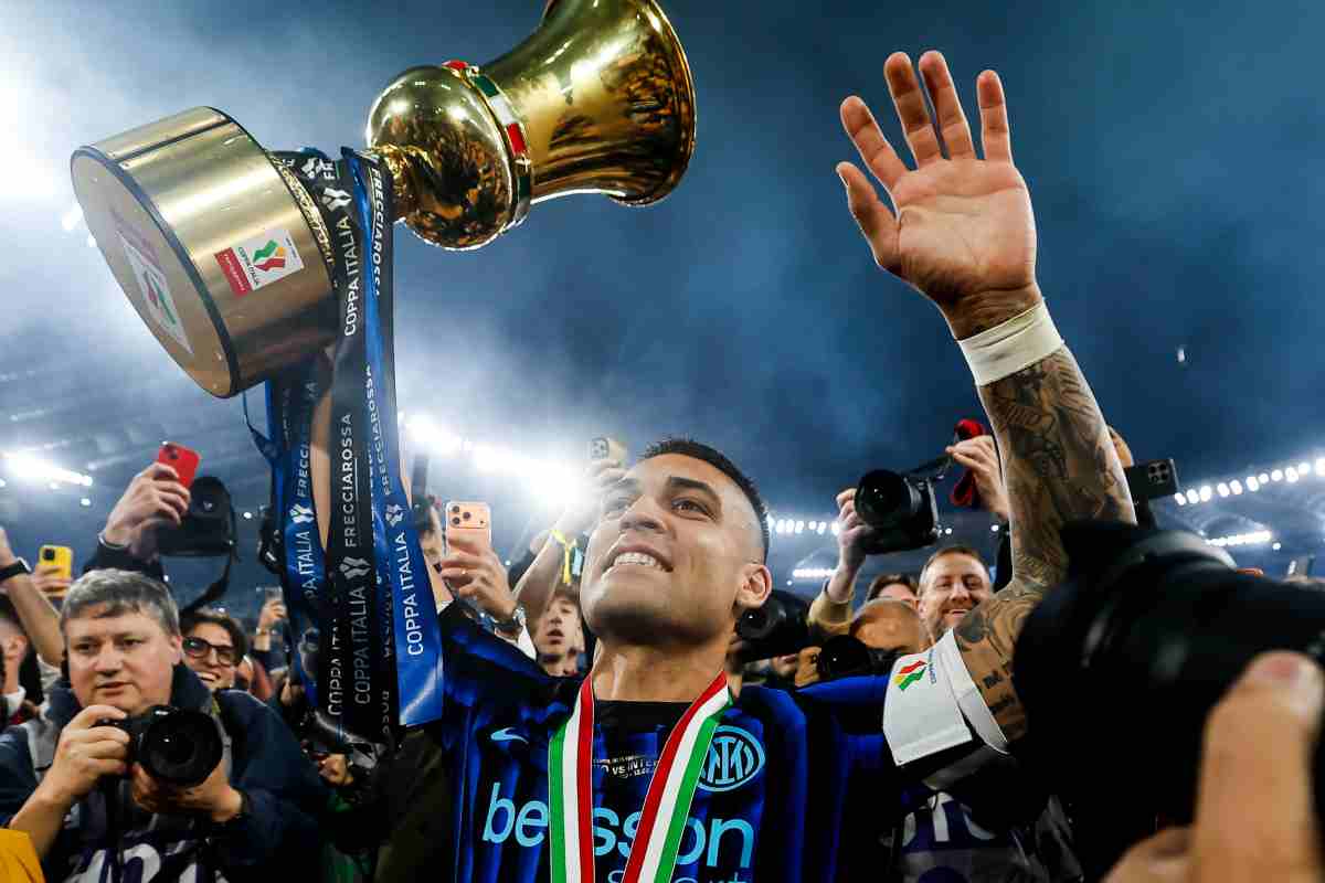 Lautaro con la Coppa Italia