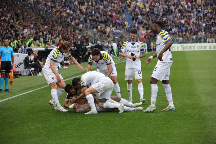 Strefezza festeggiato dai compagni