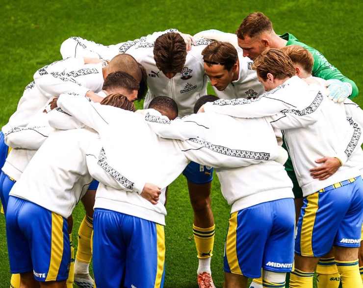 I giocatori del Southampton in cerchio