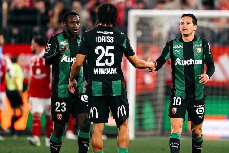 Thauvin festeggia con i compagni