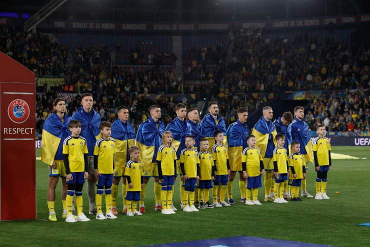 La selezione ucraina durante l'inno