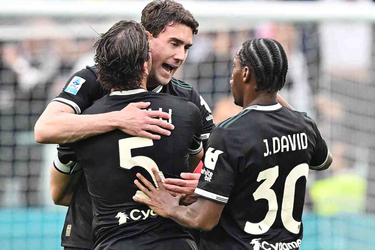 Vlahovic festeggia con i compagni