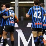 Zalewski festeggiato dai compagni