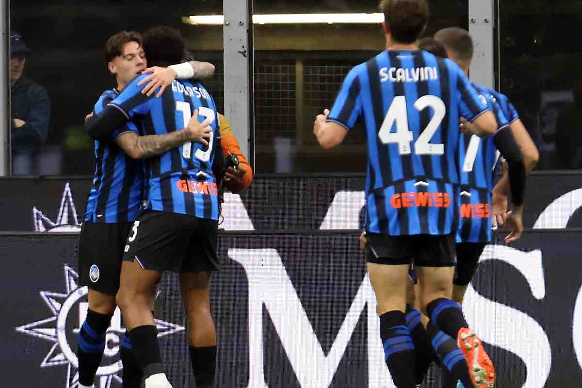 Zalewski festeggiato dai compagni