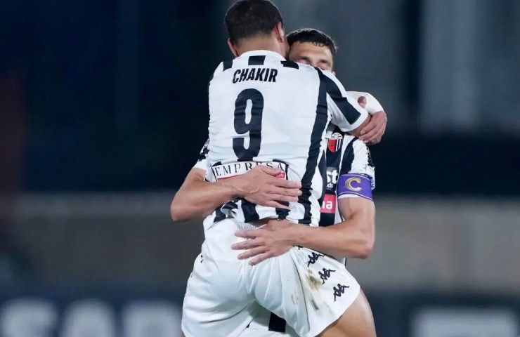 Chakir esulta con un compagno