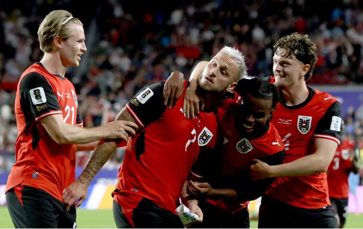 Arnautovic festeggiato dai compagni