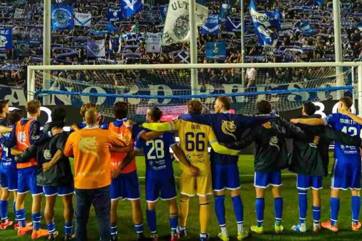 I giocatori del Brescia sotto la curva