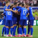 I croati si abbracciano dopo un gol