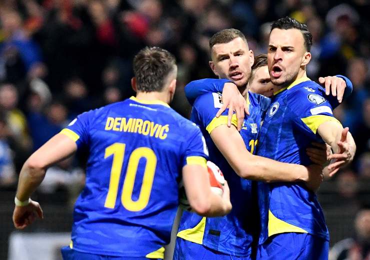 Dzeko festeggia con i compagni