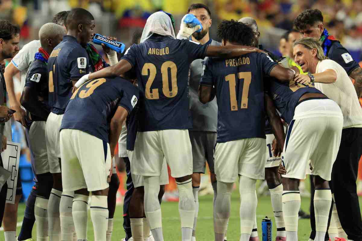 I giocatori dell'Ecuador durante un cooling break