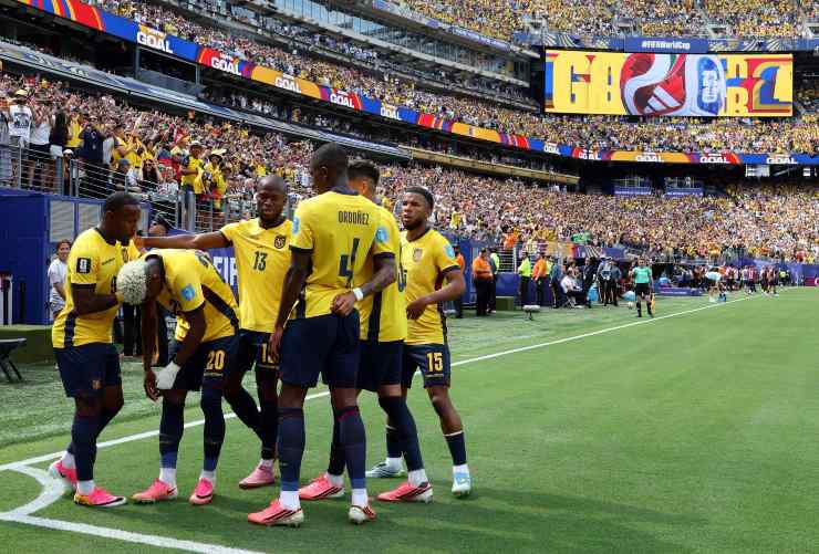 Gli ecuadoriani festeggiano il gol di Angulo alla Germania