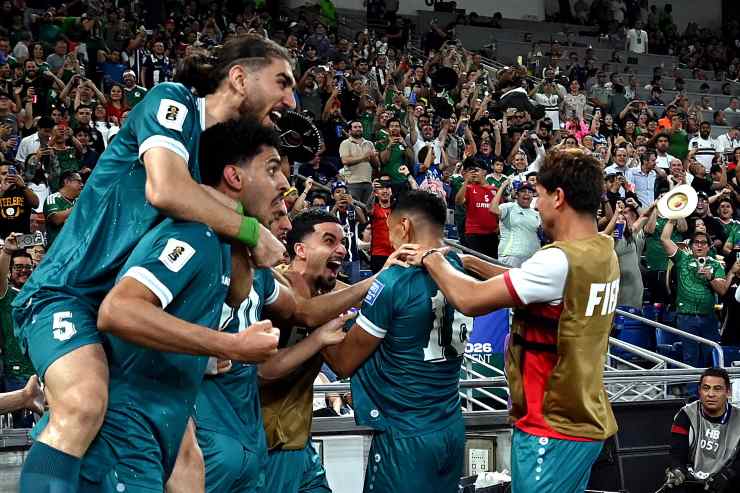 I giocatori iracheni esultano dopo la qualificazione