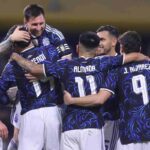 Messi festeggia con i compagni