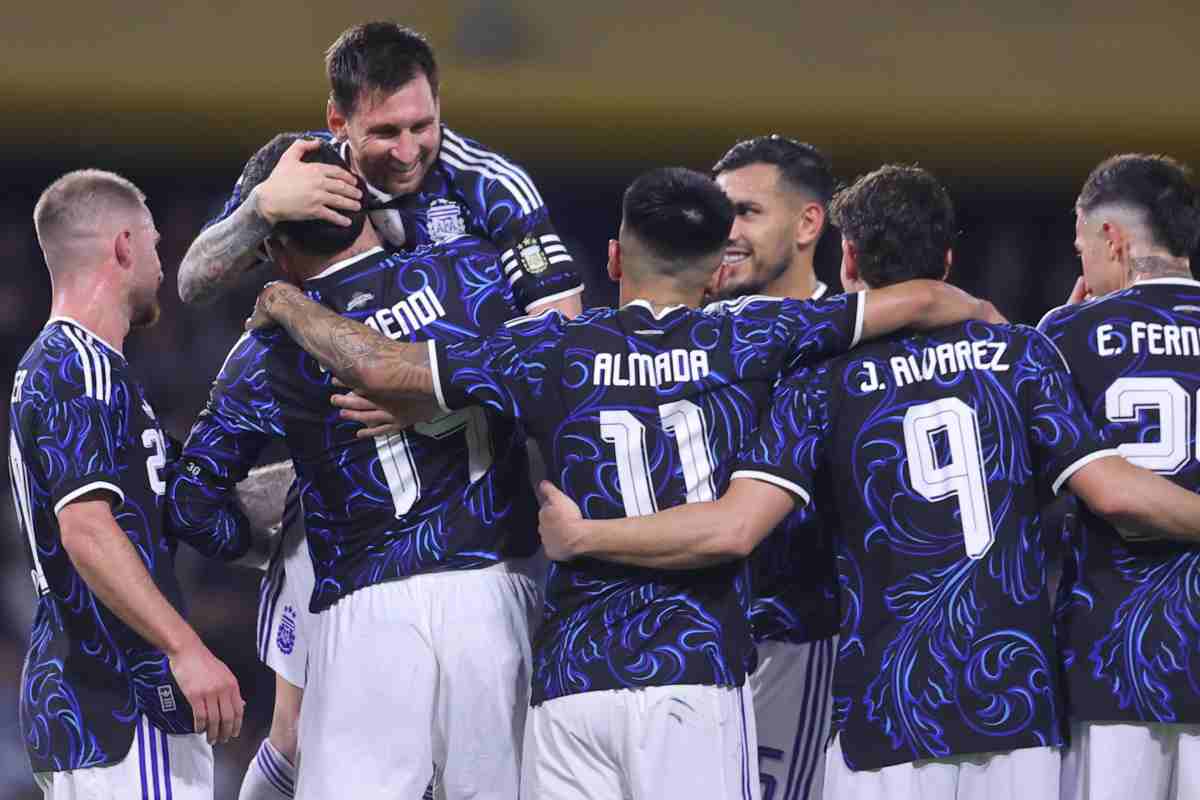 Messi festeggia con i compagni