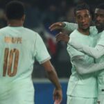 Olise e Dembélé festeggiano con Mbappé