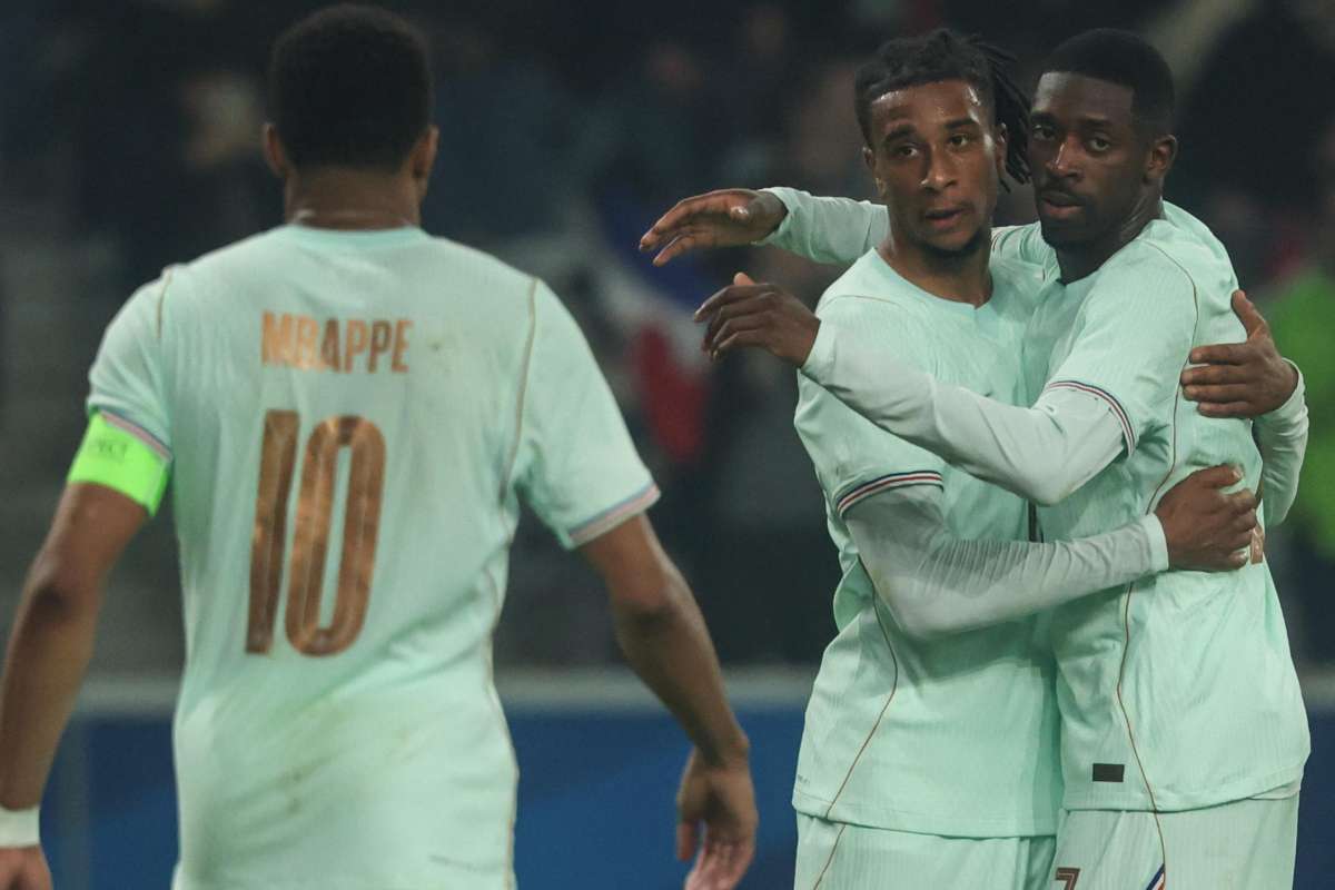 Olise e Dembélé festeggiano con Mbappé