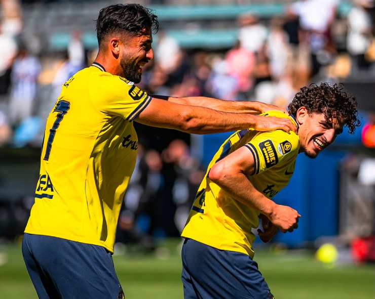 Ayari festeggia un gol