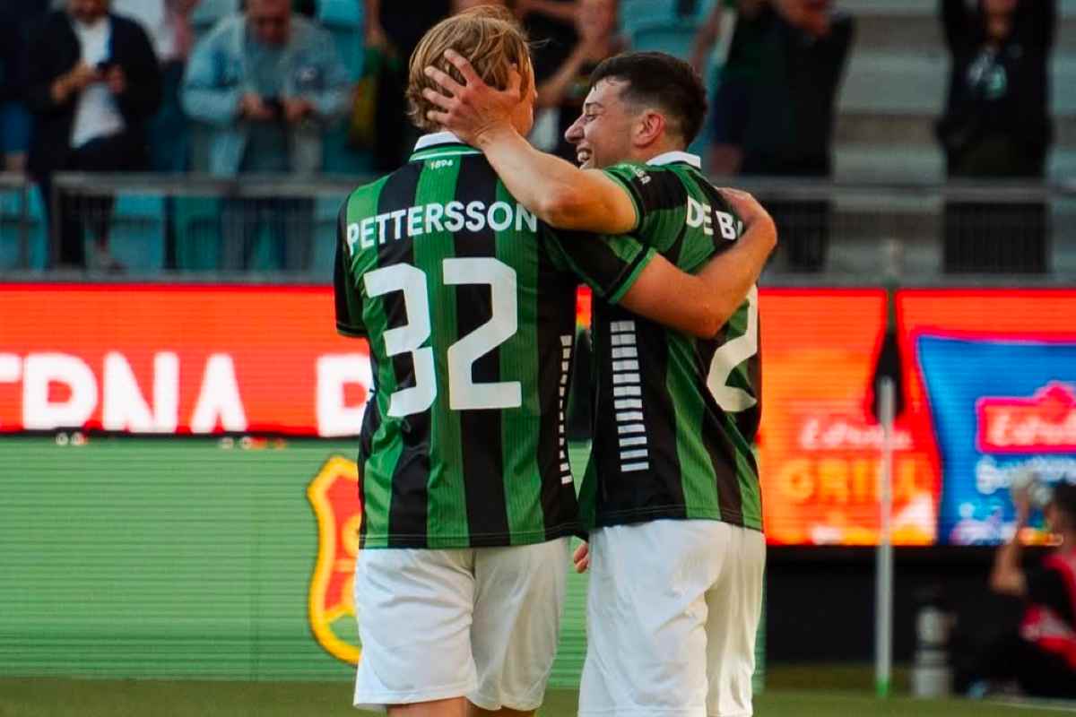 Pettersson esulta con un compagno