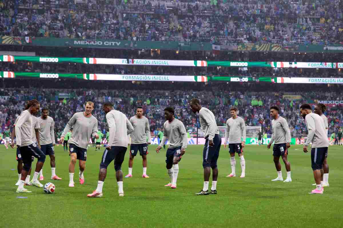 I giocatori inglesi durante il riscaldamento