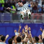 Messi festeggiato dai compagni