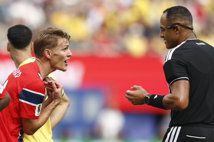 Odegaard discute con l'arbitro