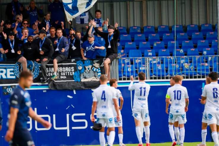 I giocatori del Sarpsborg esultano con i tifosi