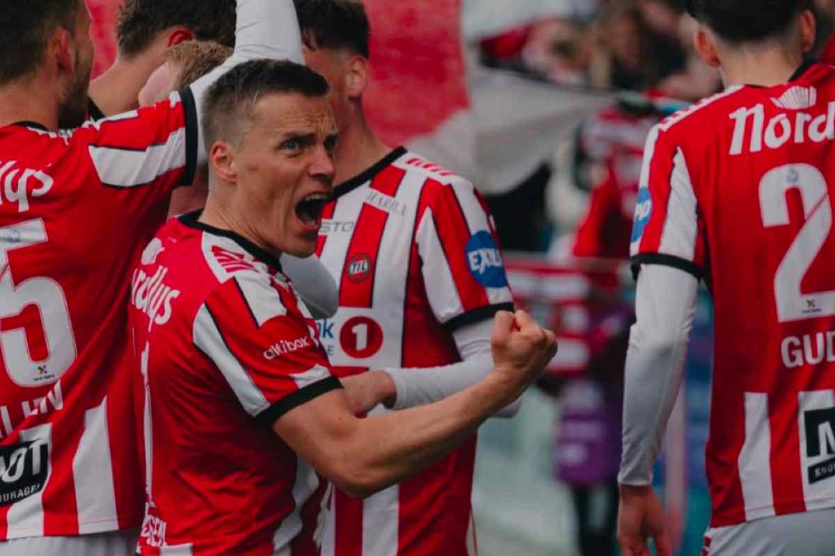 I giocatori del Tromso festeggiano un gol