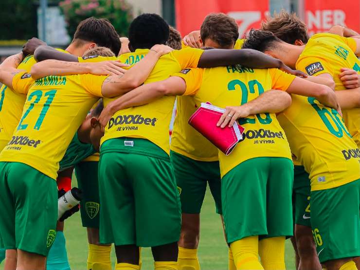 I giocatori dello Zilina in cerchio